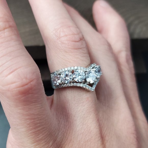 Size 7 Sterling Silver Stunning Cubic Zirconia V Ring - Picture 4 of 8